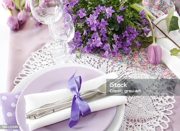 Impostazione Della Tabella In Colore Viola - Fotografie stock e altre immagini di Viola - Colore - Viola - Colore, Cena con invitati, Coperto