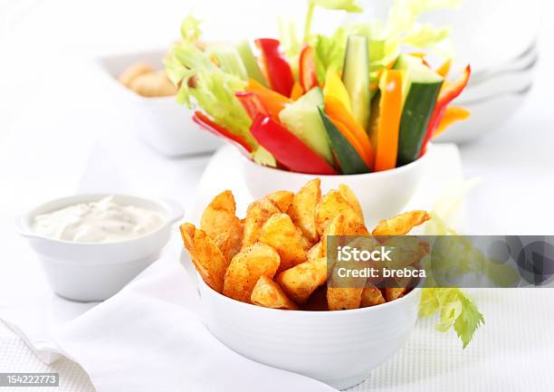 Vegetais Crus E Cunhas Com Pasta - Fotografias de stock e mais imagens de Aipo - Aipo, Alimentação Saudável, Almoço