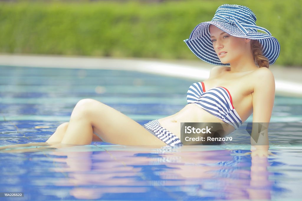 in posa in piscina - Foto stock royalty-free di Acqua
