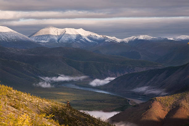 mañana en las montañas. - república de sakha fotografías e imágenes de stock