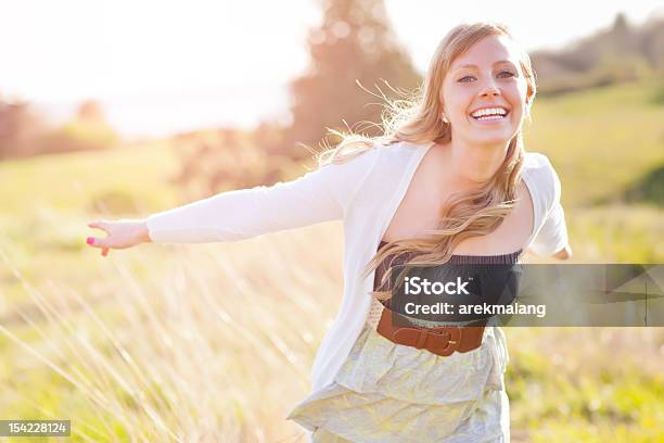 Hermosa Mujer Caucásica Al Aire Libre Foto de stock y más banco de imágenes de 20 a 29 años - 20 a 29 años, Actividades recreativas, Adulto