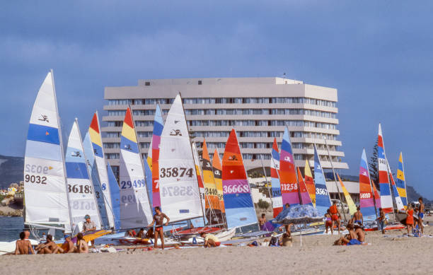 katamarane vor beacon island - plettenberg bay tourist resort south africa coastline stock-fotos und bilder