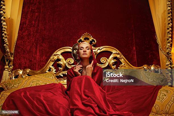 아름다운 여자 사육제 ㅁ마스크 앉아 침대 1개 빨강에 대한 스톡 사진 및 기타 이미지 - 빨강, 베니스 사육제, 여자