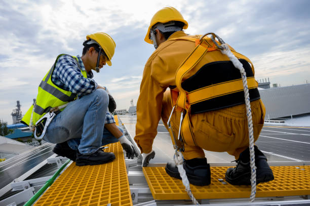 istock Specialist technicians engineer explain to the Installation worker head to check the quality of installing solar photovoltaic panels support on metal roof sheet on factory rooftop. 1542333416