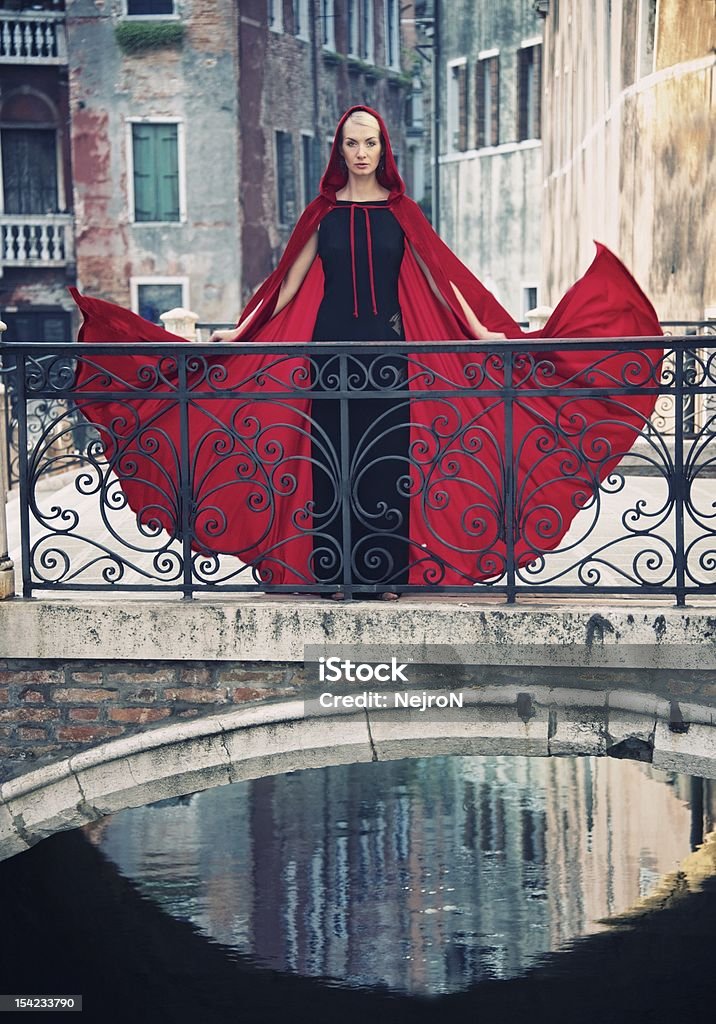 Schöne Frau in roter Teppich gekehrt auf einer Brücke. - Lizenzfrei Architektur Stock-Foto