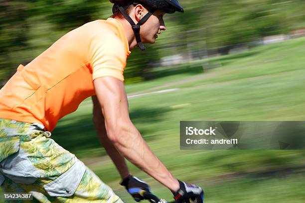 自転車レーサーに移動 - アスレチックのストックフォトや画像を多数ご用意 - アスレチック, サイクリング, サイクリングヘルメット