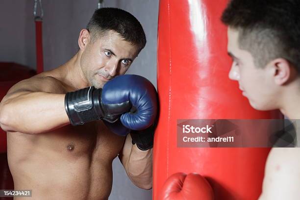 Dwie Bokserki Na Szkolenia - zdjęcia stockowe i więcej obrazów Biceps - Biceps, Boks - sport, Dorosły