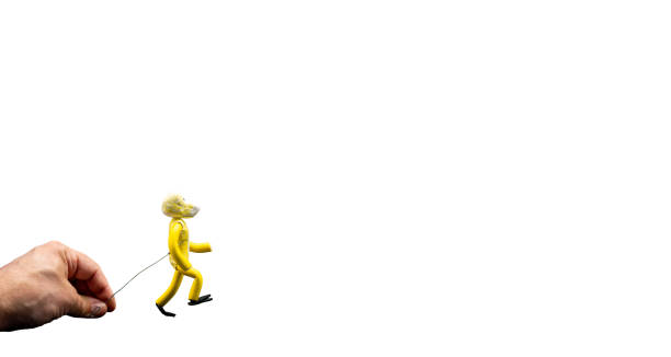 스톱 모션 애니메이션의 12가지 원칙을 준수하는 흰색 배경으로 걷고 걷는 포즈로 플라스틱으로 손으로 만든 그림을 철사로 잡고 있습니다. - stop motion animation 뉴스 사진 이미지