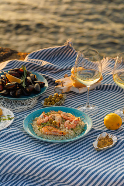 camarones, mariscos, aperitivos y ensaladas en la mesa del restaurante de pescado. restaurante de playa en grecia o turquía. restaurante de pescado de estilo griego o turco junto al mar egeo en bodrum, santorini o mykonos - spanish cuisine fotografías e imágenes de stock