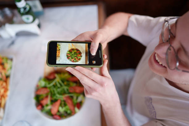 istock Taking a photo with mobile phone 1542383627