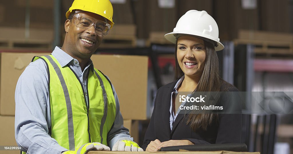 Retrato de homem e mulher na navegação armazém - Foto de stock de Armazém royalty-free