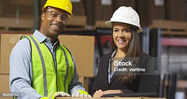 Foto de Retrato De Homem E Mulher Na Navegação Armazém e mais fotos de stock de Armazém - Armazém, Capacete - Equipamento, Homens