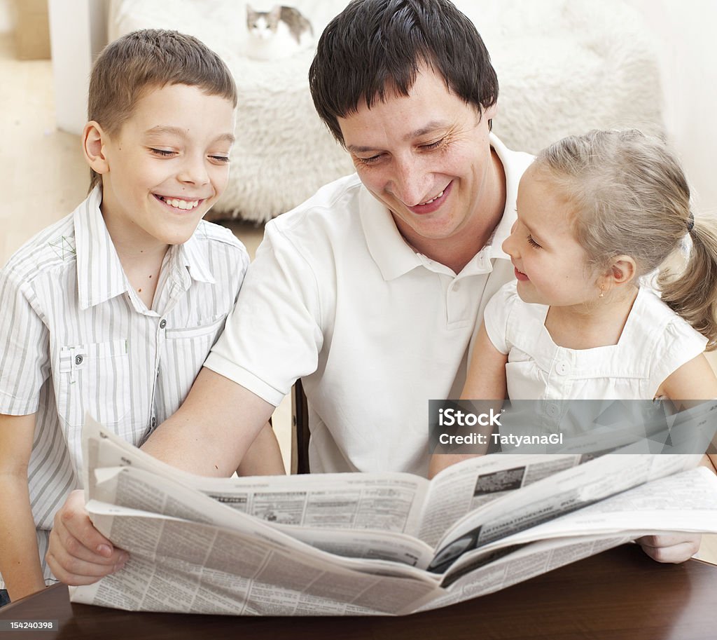 Famille, lisant un journal - Photo de 35-39 ans libre de droits