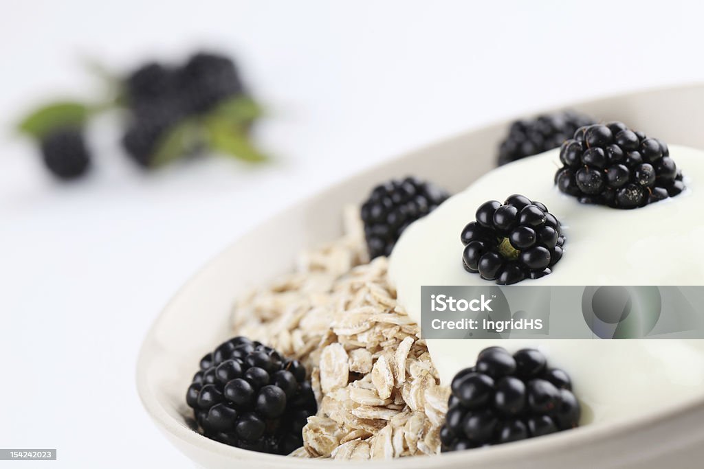 Haferbrei mit Joghurt und Brombeeren - Lizenzfrei Beere - Obst Stock-Foto