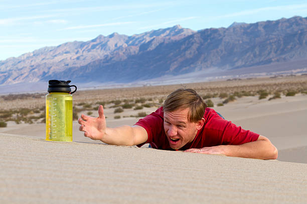 avoir de l'eau - thirsty desert men reaching photos et images de collection