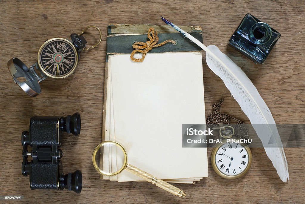 Starego notebooka, kompas, Lornetki, zegarek, gęsie, Lupa na drewnie - Zbiór zdjęć royalty-free (Atrament)
