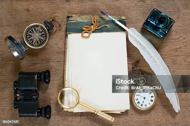 Starego Notebooka Kompas Lornetki Zegarek Gęsie Lupa Na Drewnie - zdjęcia stockowe i więcej obrazów Atrament