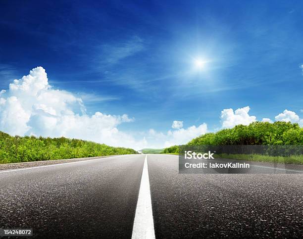 Sommer Tag Und Road Stockfoto und mehr Bilder von Asphalt - Asphalt, Baum, Blau