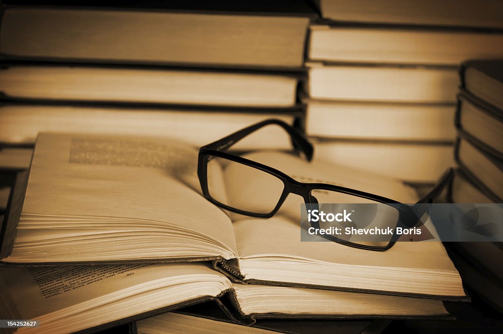 Gafas de libro abierto. - Foto de stock de Abierto libre de derechos