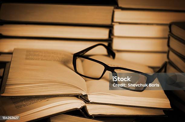 Очки На Открытой Книги — стоковые фотографии и другие картинки Без людей - Без людей, Библиотека, Бумага
