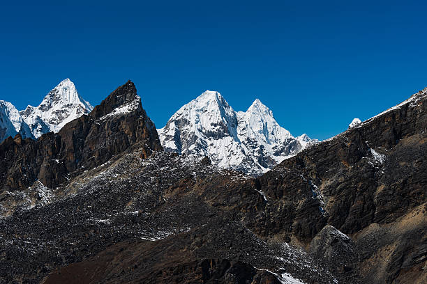 ver las cumbres de las montañas del himalaya renjo aprobado en - renjo la fotografías e imágenes de stock