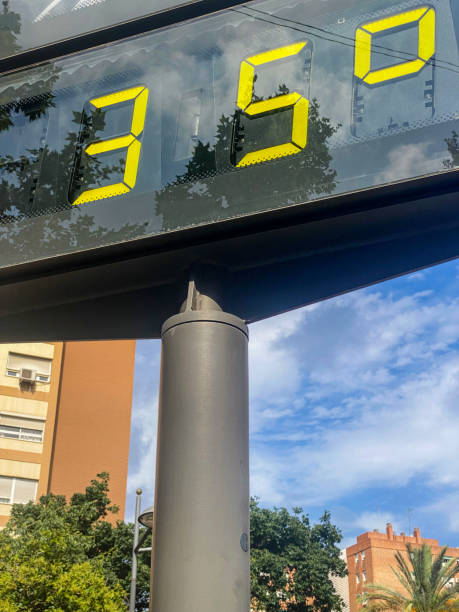istock 35 degrees celsius in the city 1542565161