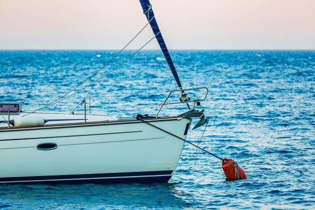 veleiro ancorado - buoy anchored sea wave - fotografias e filmes do acervo