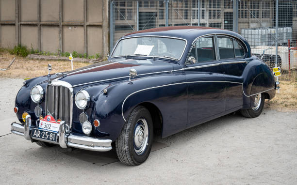 роскошный седан в стиле ретро jaguar mark ix 1960 года на национальном дне олдтаймера - old timers parade стоковые фото и изображения