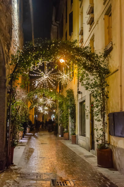 istock Narrow street 1542591452