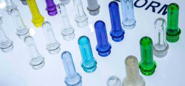 PET plastic bottle preforms before blow molding. Packaging industry. PET preforms from preforms injection molding machine. Raw material for PET bottle. Recycle plastic. Polyethylene terephthalate. la botella de plástico pet se preforma antes del moldeo por soplado. industria del embalaje. preformas de pet de la máquina de moldeo por inyección de preformas. materia prima para botella de pet. reciclar plástico. tereftalato de polietileno.