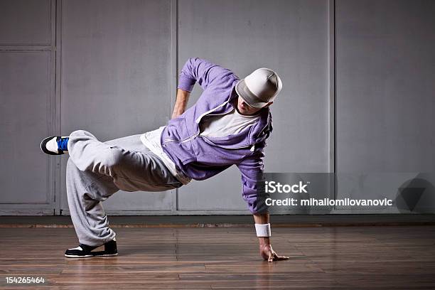 Tancerz Dokonywanie Breakdance Przesuń - zdjęcia stockowe i więcej obrazów Aerobik - Aerobik, Codzienne ubranie, Dorosły