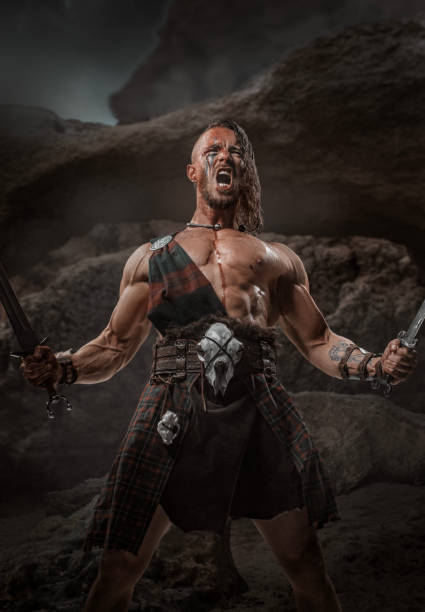 un soldat en kilt guerrier celtique dans les hautes terres - masculinity photos et images de collection