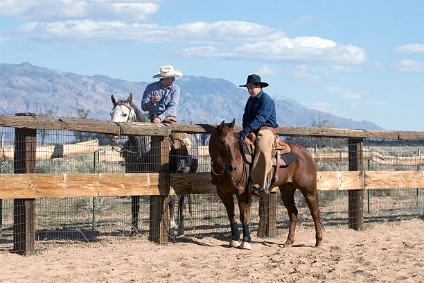 Galería de Cowboys hablando de la competencia Rancho Roping - foto de stock