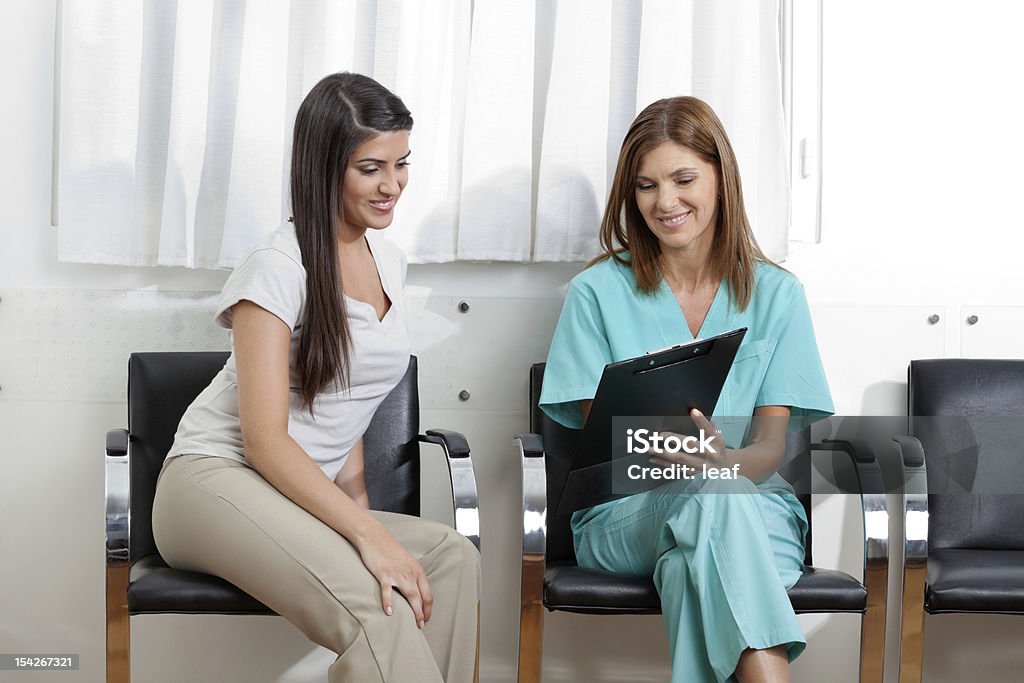 Dentista e paciente Olhando para a área de transferência - Royalty-free Sala de Espera Foto de stock