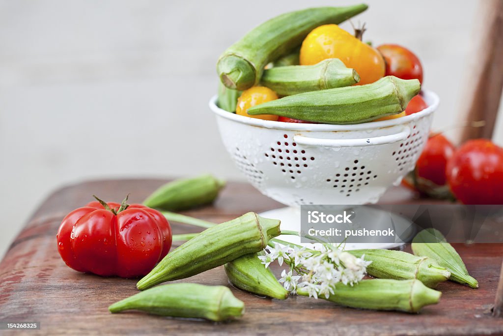Verde Quiabo e tomate em branco escorredor. - Royalty-free Adulto maduro Foto de stock