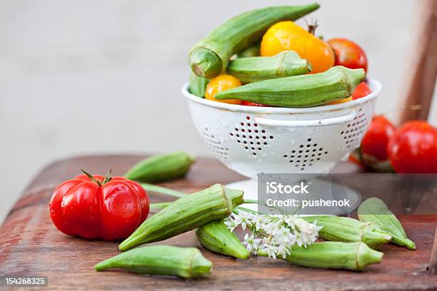 Verde Quiabo E Tomate Em Branco Escorredor - Fotografias de stock e mais imagens de Adulto maduro - Adulto maduro, Alimentação Saudável, Amarelo