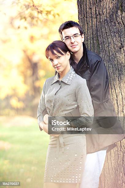 Coppia Romantica Nel Parco Autunno - Fotografie stock e altre immagini di Abbigliamento elegante - Abbigliamento elegante, Abbracciare una persona, Abbracciarsi a letto