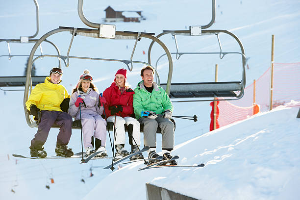 adolescente família de sair do teleférico em férias de esqui - snowboarding snowboard women teenager - fotografias e filmes do acervo