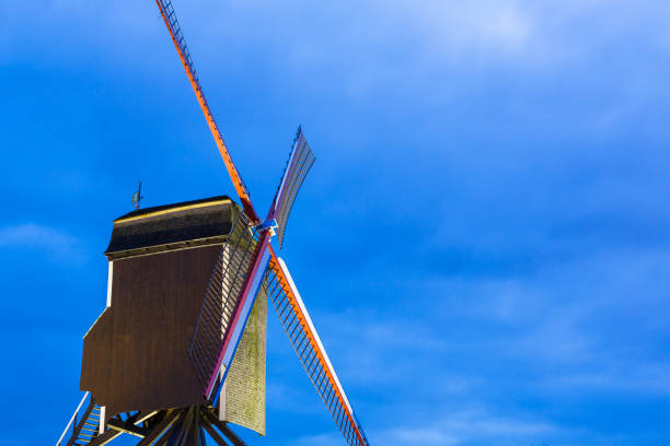 ベルギー、ブルージュの聖ヤンハイス風車をライトアップ - belgium bruges windmill europe ストックフォトと画像