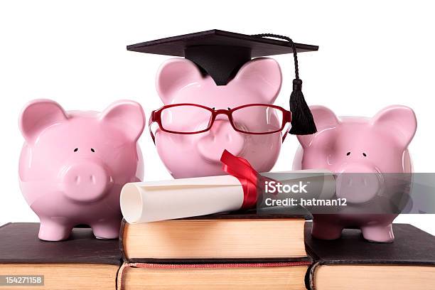 Foto de Graduação Piggy Bancos e mais fotos de stock de Cofre de porquinho - Cofre de porquinho, Acessório ocular, Aprender