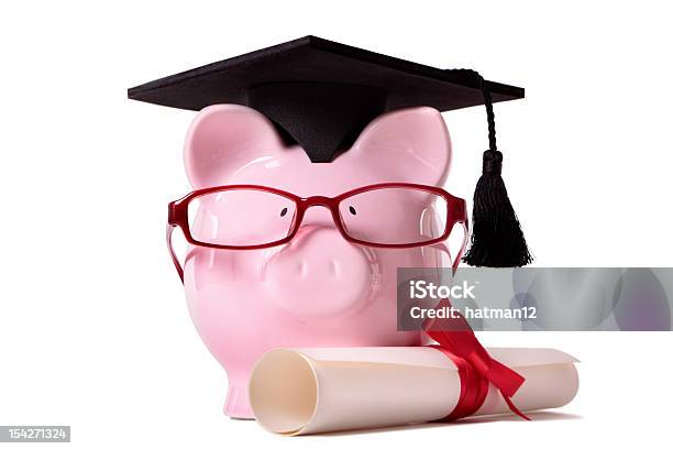 Foto de Graduação Piggy Bank e mais fotos de stock de Cofre de porquinho - Cofre de porquinho, Boné, Chapéu de Formatura