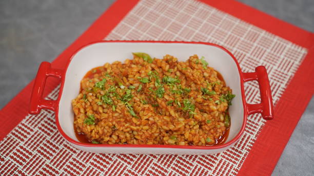 daal mash o lenticchie cucina indiana e pakistana servita magnificamente su un tappetino rosso - mash bean foto e immagini stock