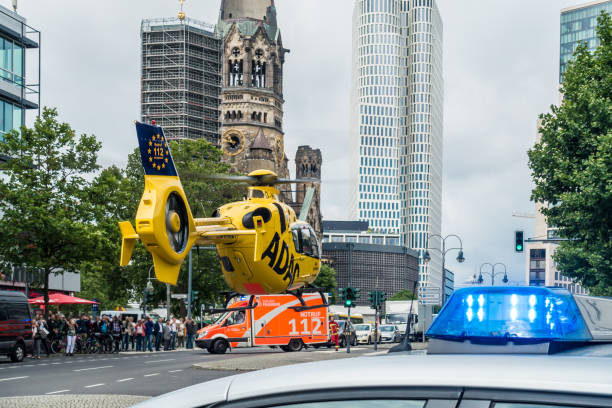 luce blu del flash dell'auto della polizia contro l'elicottero di soccorso - beat the clock flash foto e immagini stock