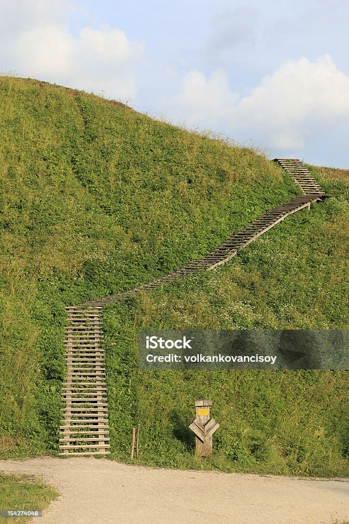 Escaleras en hierba - Foto de stock de Abstracto libre de derechos