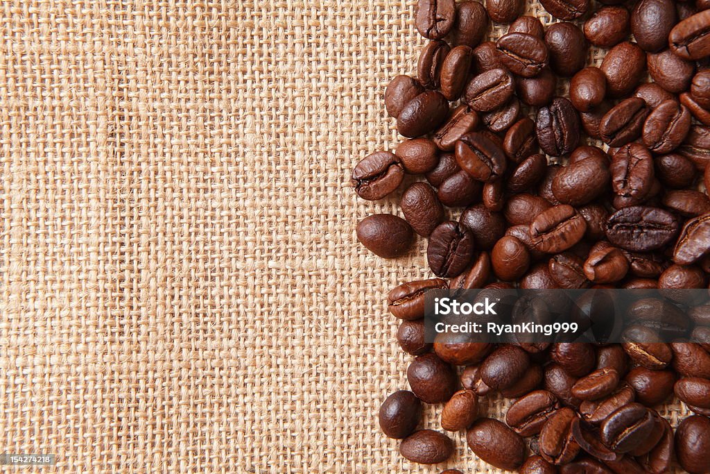 Grains de café sur fond lin - Photo de Aliment libre de droits