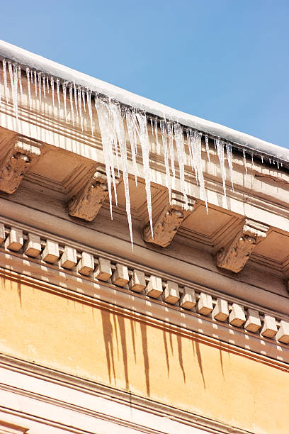 Icicles auf dem Dach – Foto