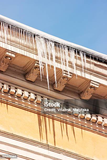 Icicles Auf Dem Dach Stockfoto und mehr Bilder von Bauwerk - Bauwerk, Dach, Eingefroren