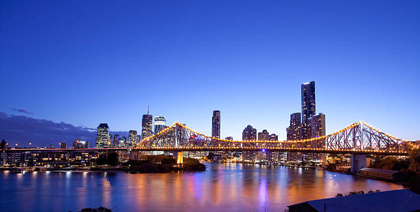 brisbane city, nacht - large transportation bridge famous place stock-fotos und bilder