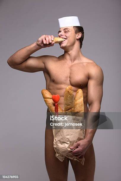 Photo libre de droit de Souriant Nu Sexy Bodybulder banque d'images et plus d'images libres de droit de Nu - Nu, Baguette de pain, Adulte