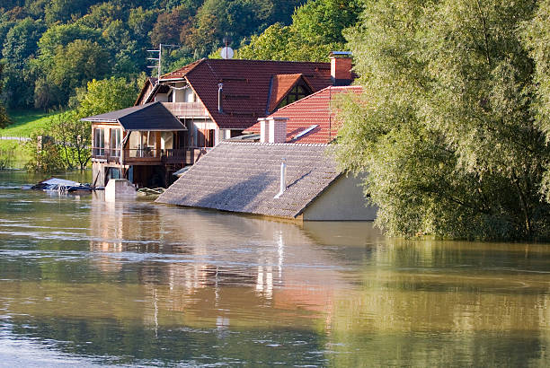 istock Flooded houses 154277312